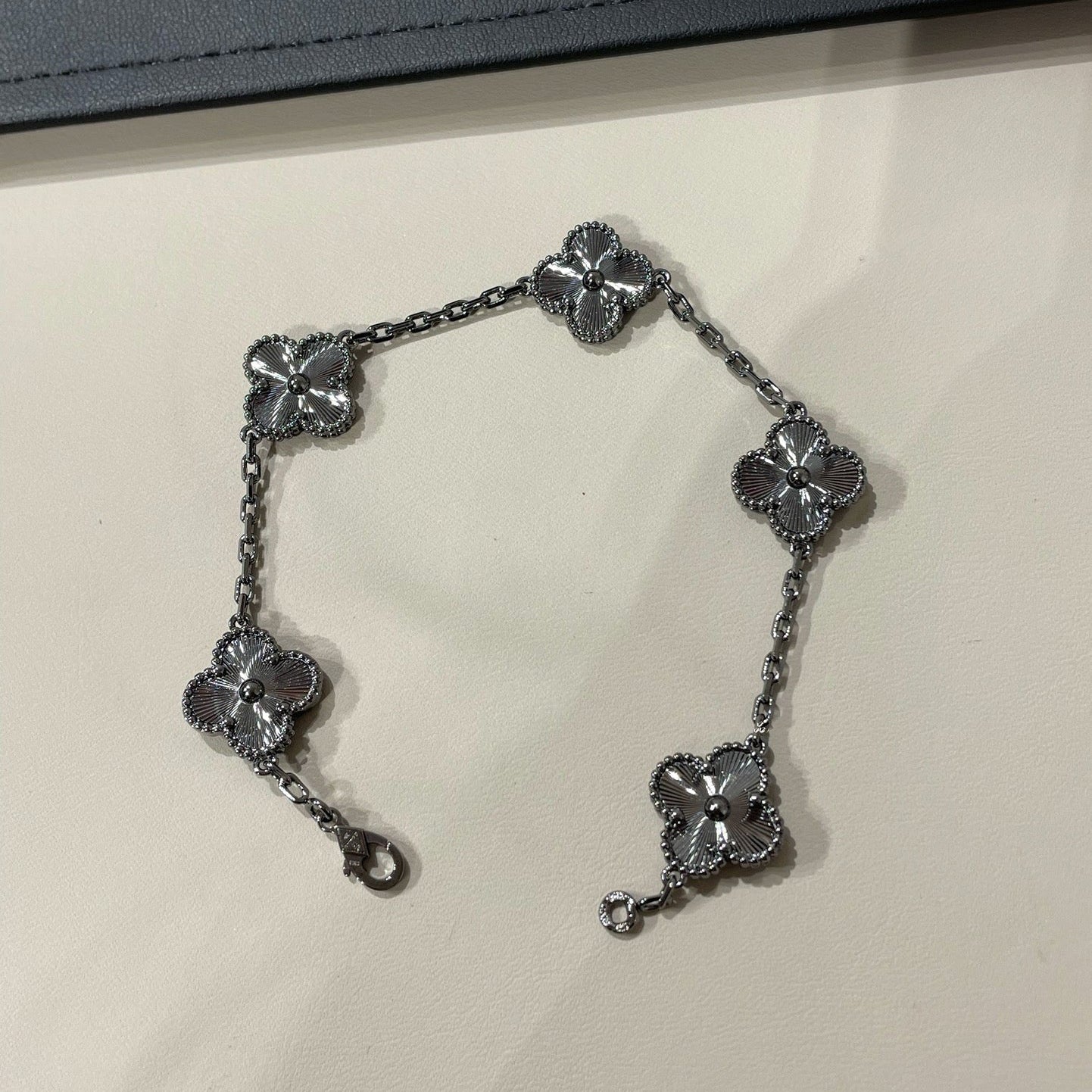 [Mysitc ]New CLOVER 5 MOTIF BLACK BRACELET
