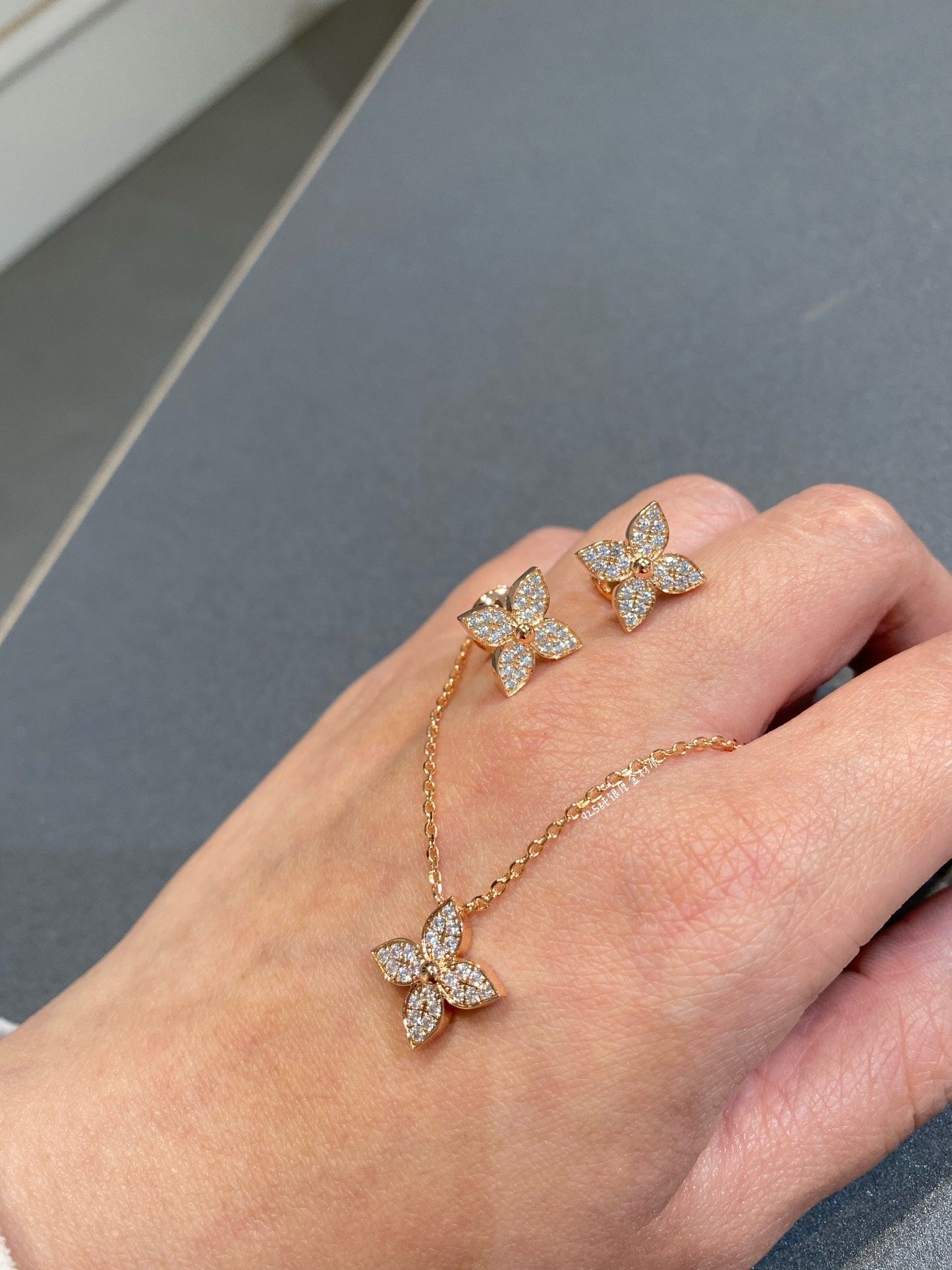 Mysitc STAR DIAMOND NECKALCE