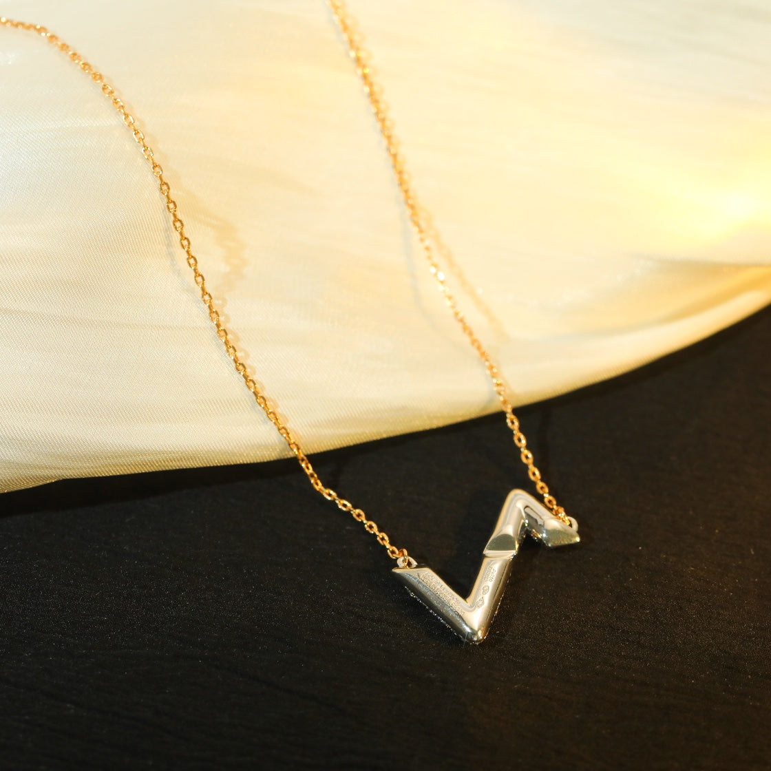 Mysitc VOLT SILVER DIAMOND PEDANT NECKLACE