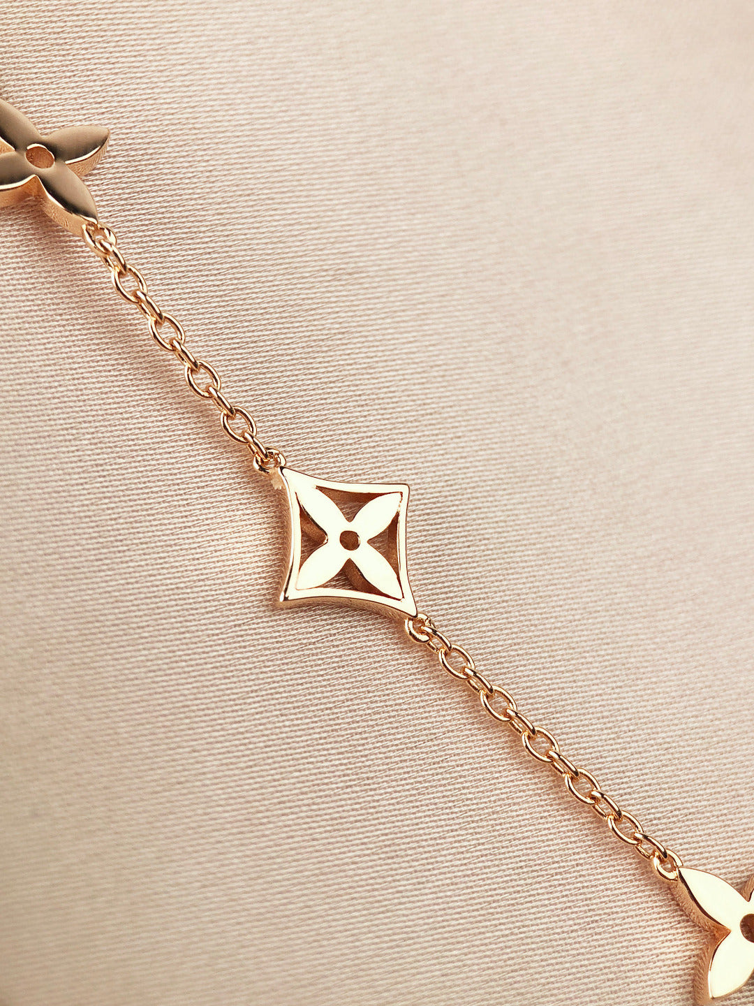 Mysitc STAR AND SUN 7 MOTIFS GOLD BRACELET