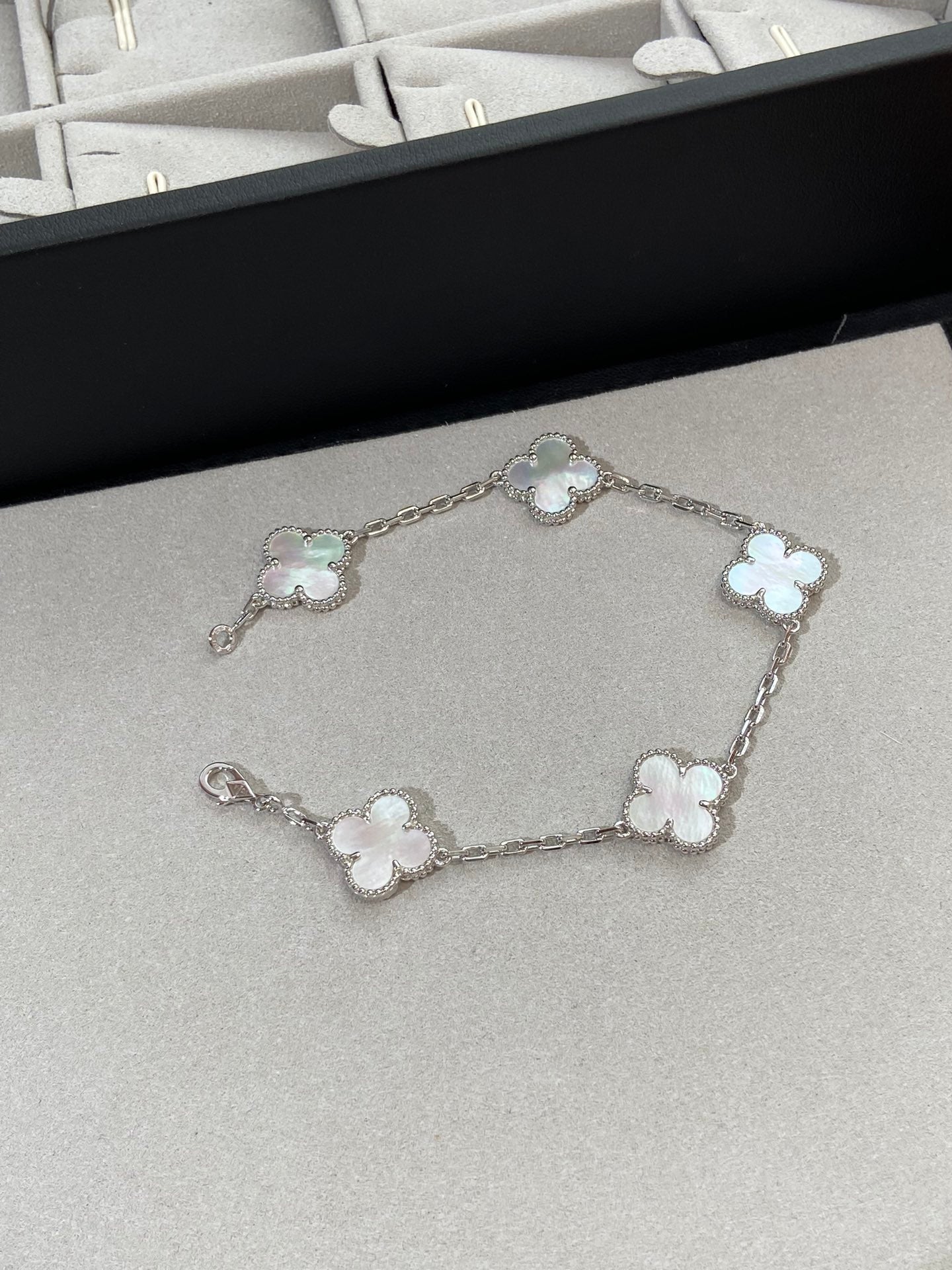 [Mysitc ]New CLOVER WHITE PEARL MOP 5 MOTIF BRACELET COLLECTION