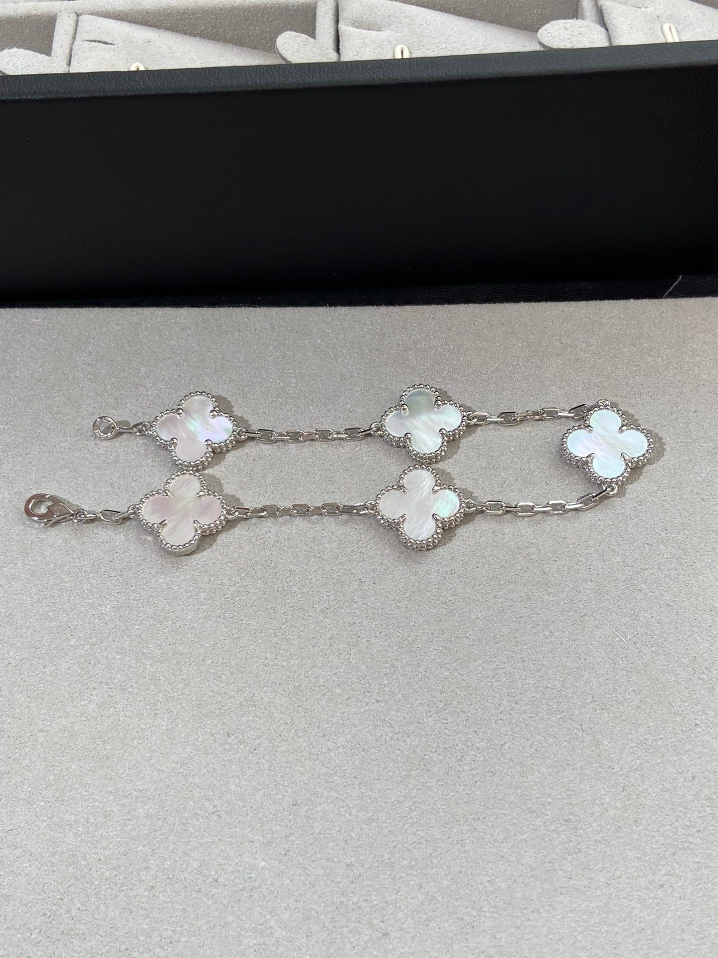 [Mysitc ]New CLOVER WHITE PEARL MOP 5 MOTIF BRACELET COLLECTION