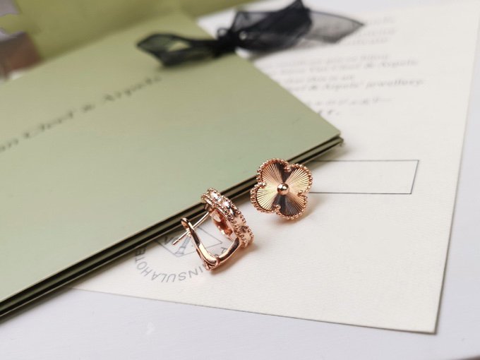 Mysitc CLOVER MEDIUM STUD EARRINGS