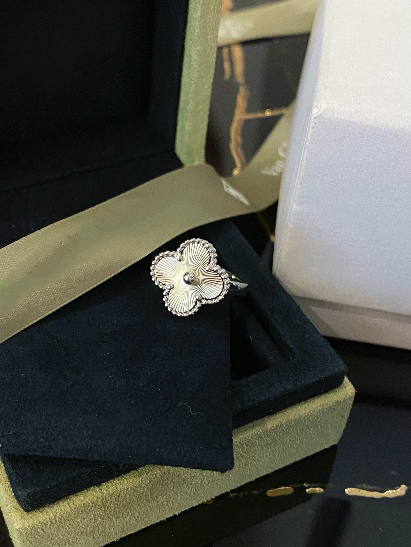 Mysitc CLOVER SILVER RING