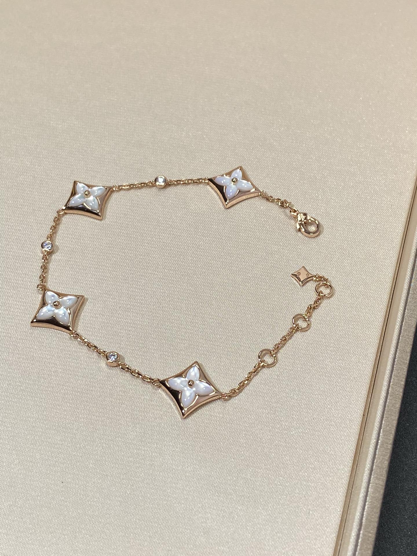Mysitc STAR 4 MOTIF MOP DIAMOND PINK GOLD BRACELET