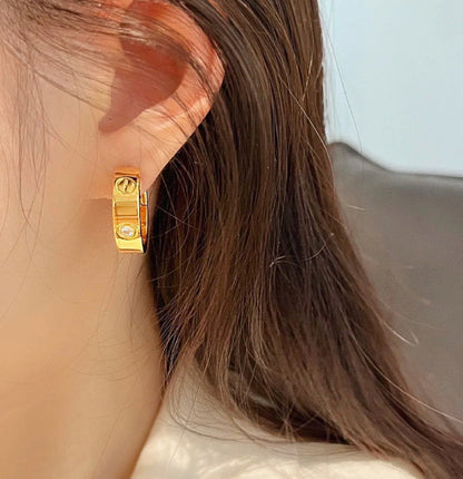 Mysitc LOVE 5.5MM 1 DIAMOND EARRINGS