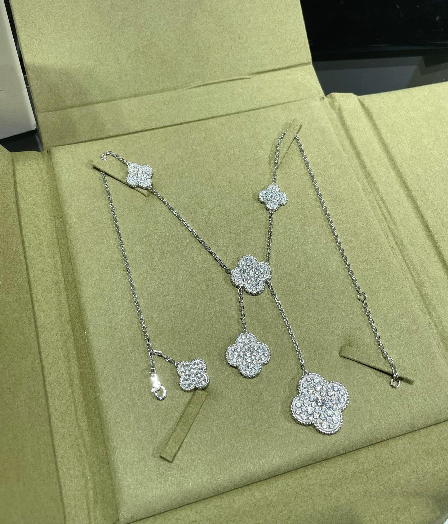 Mysitc CLOVER 6 MOTIF DIAMOND PAVED NECKLACE