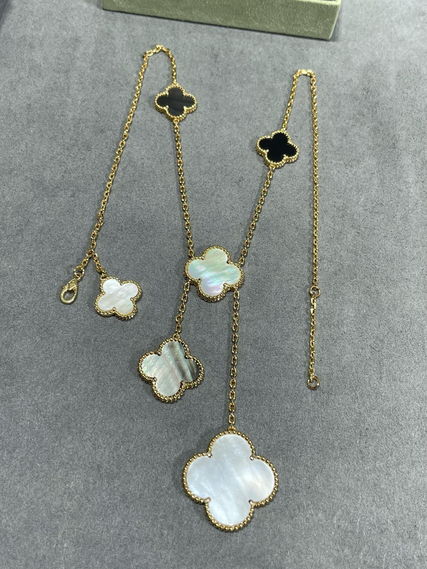 Mysitc CLOVER 6 MOTIF MOP ONYX GOLD NECKLACE