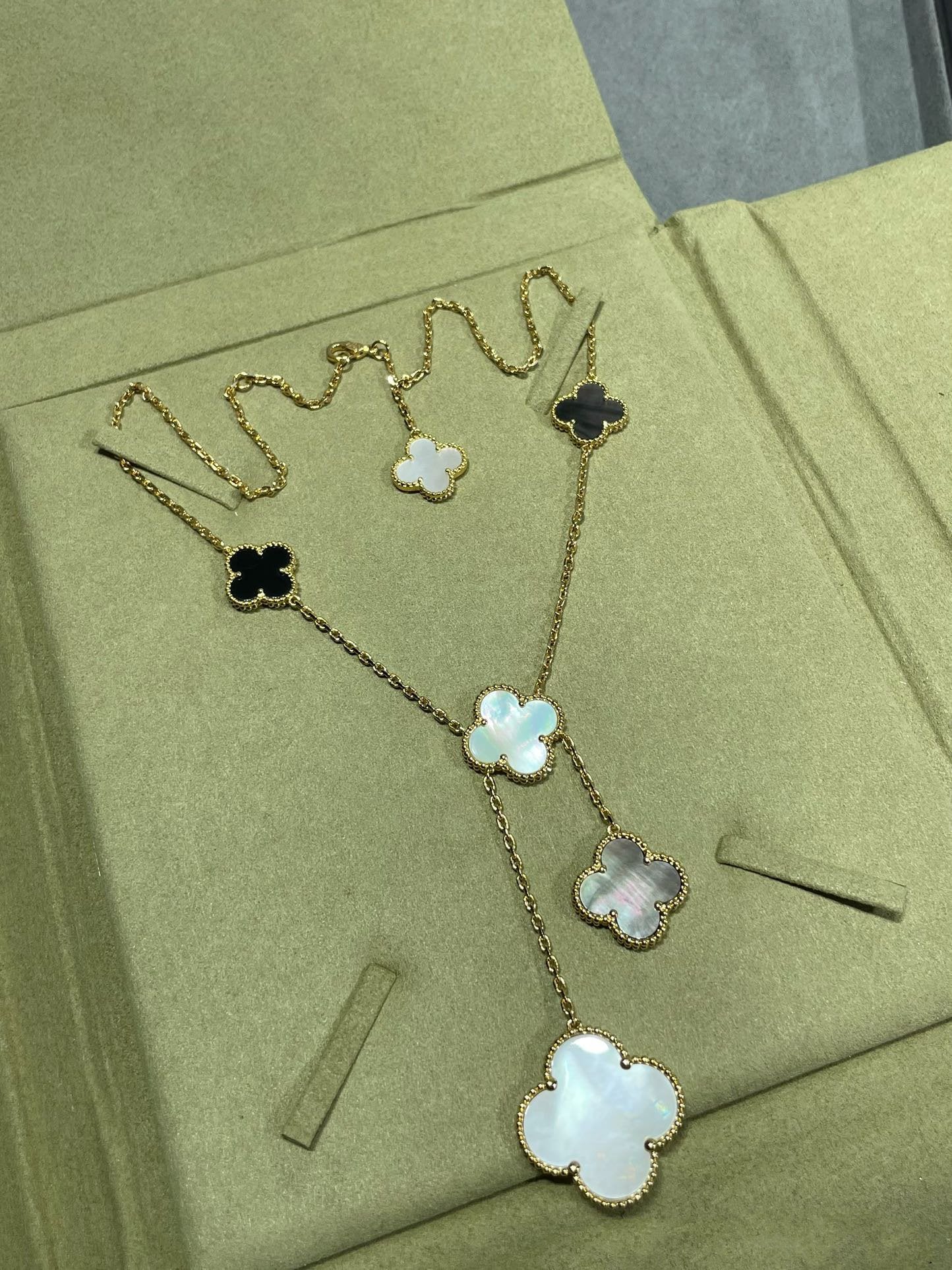 Mysitc CLOVER 6 MOTIF MOP ONYX GOLD NECKLACE