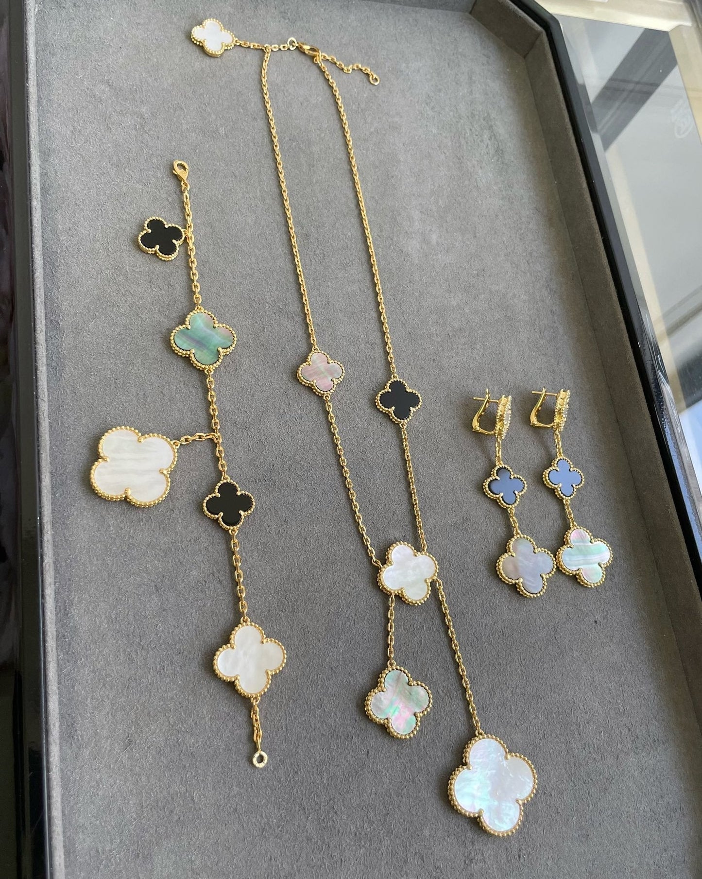 Mystic CLOVER 3モチーフ マザーオブパール オニキス ダークマザーオブパール ピンクゴールド イヤリング