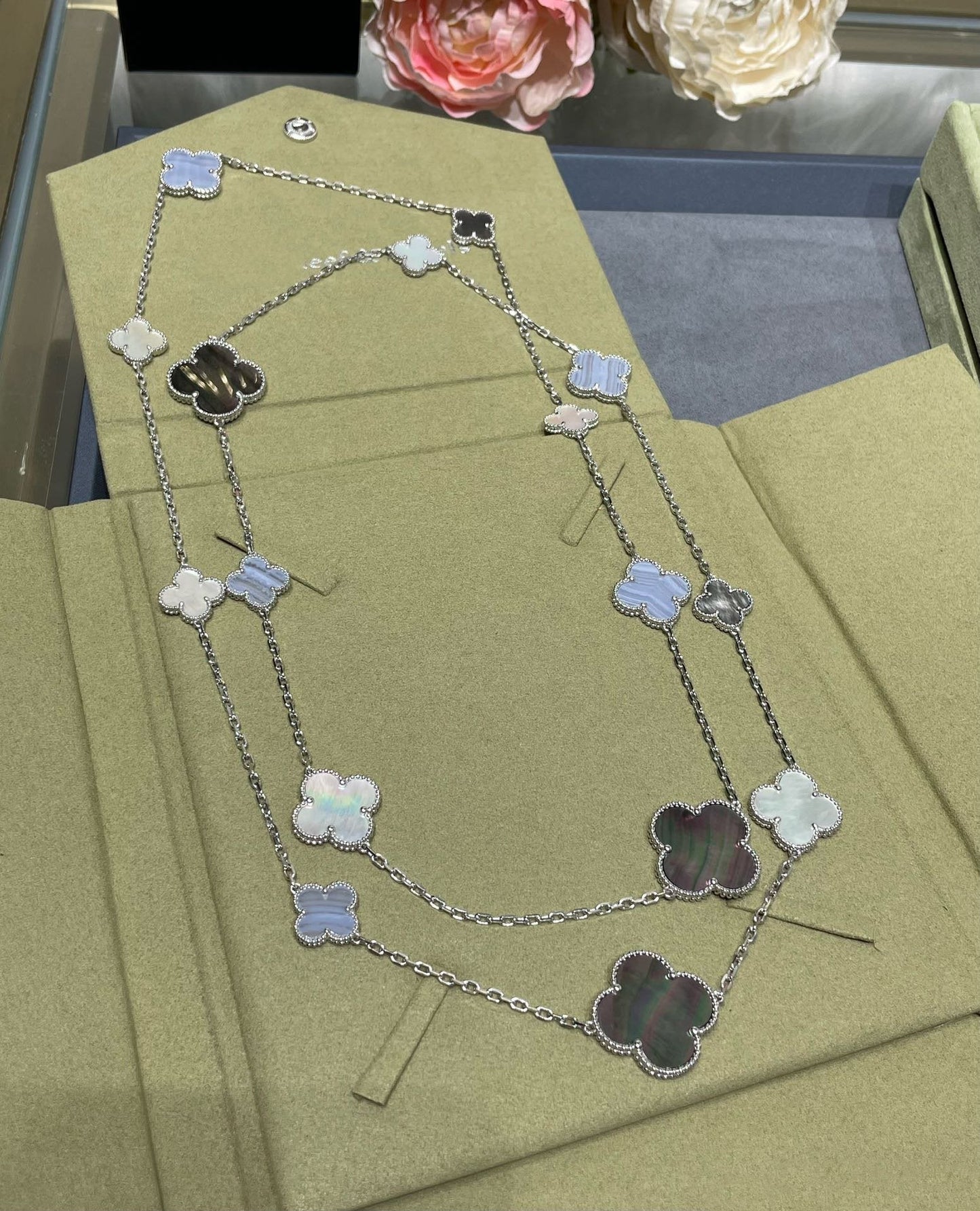 Mysitc CLOVER 16 MOTIF CHALCEDONY MOP SILVER NECKLACE
