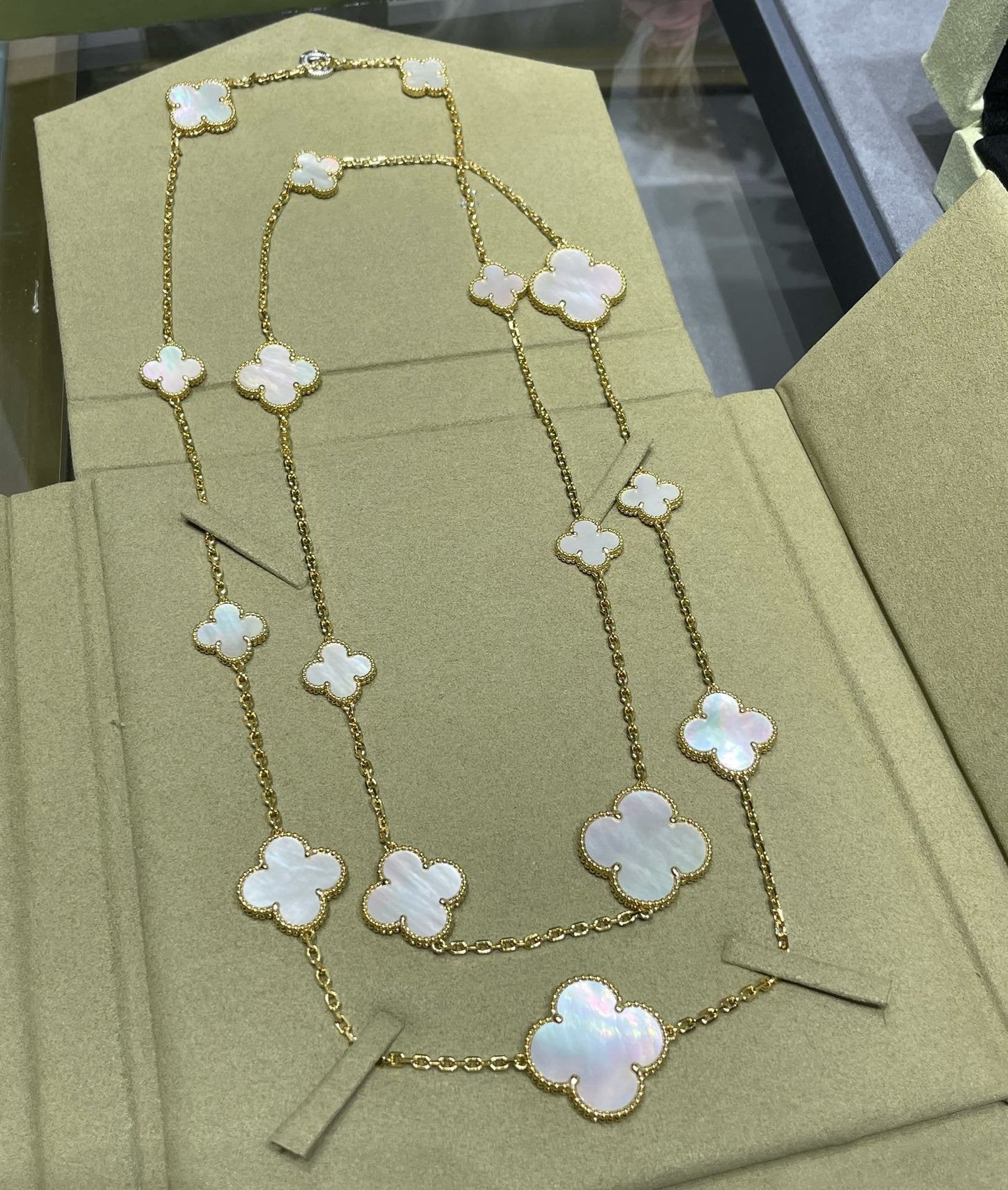 Mysitc CLOVER 16 MOTIF WHITE MOP GOLD NECKLACE