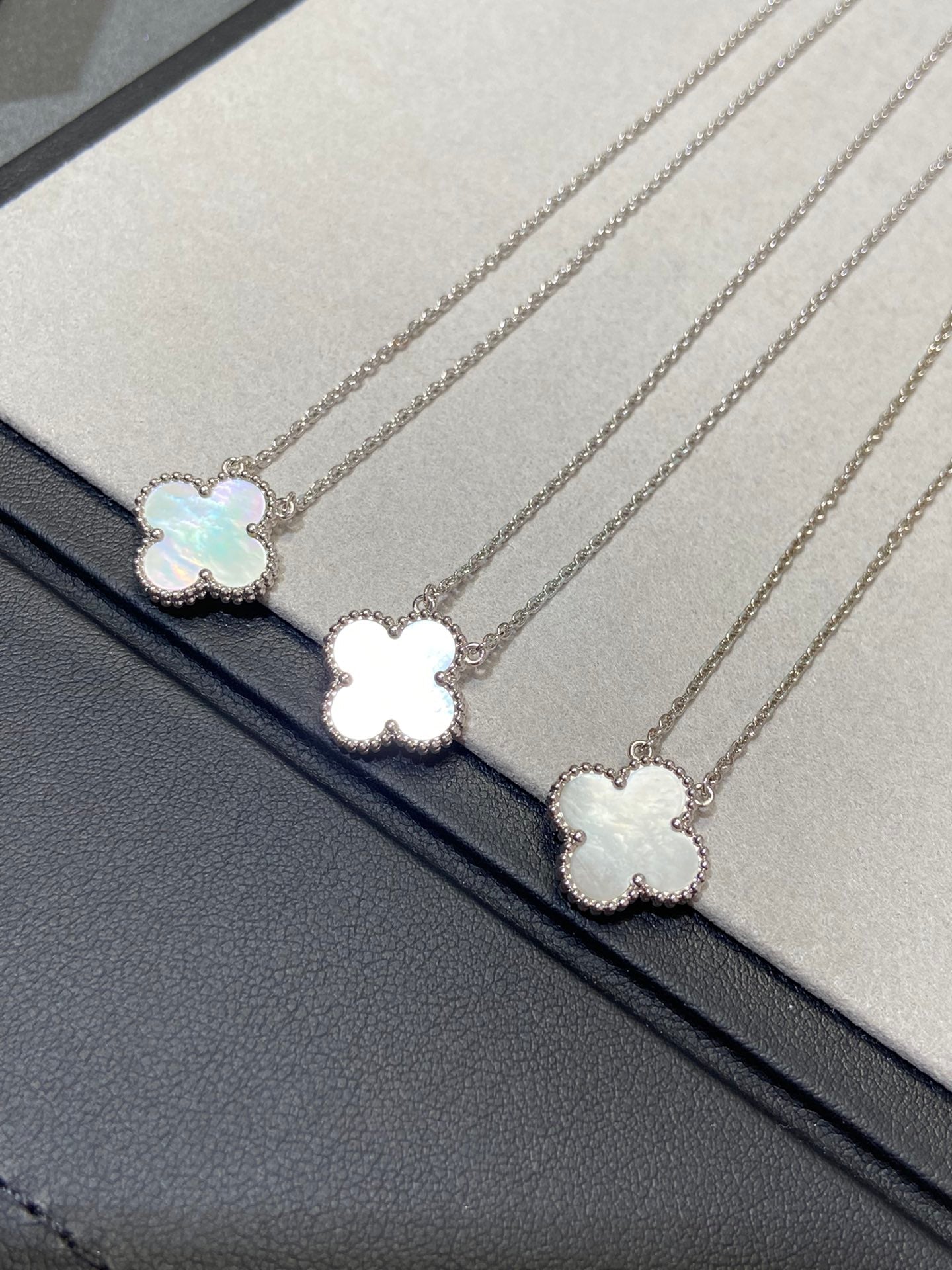 Mysitc CLOVER MEDIUM SILVER WHITE MOP NECKLACE