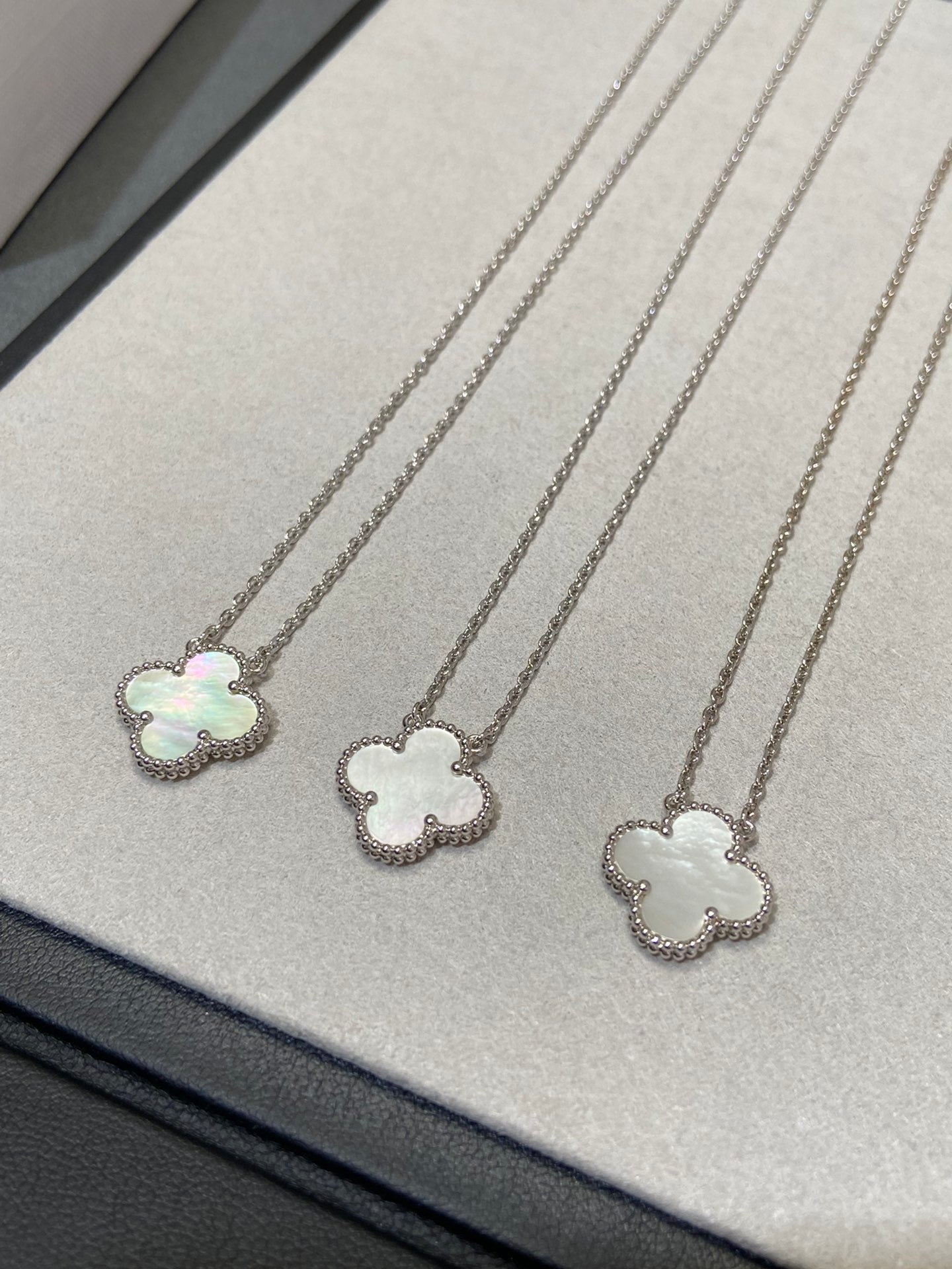 Mysitc CLOVER MEDIUM SILVER WHITE MOP NECKLACE