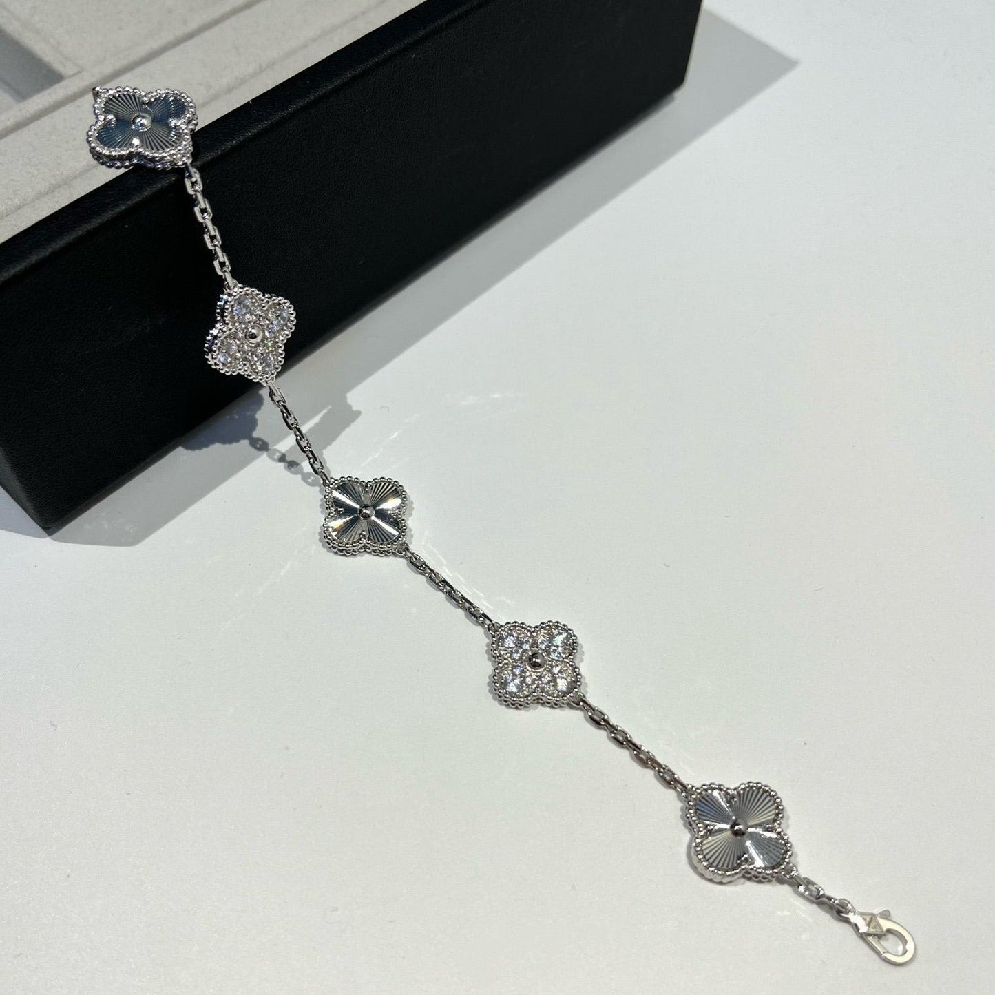 [Mysitc ]New  CLOVER 5 MOTIF LASER BRACELET COLLECTION