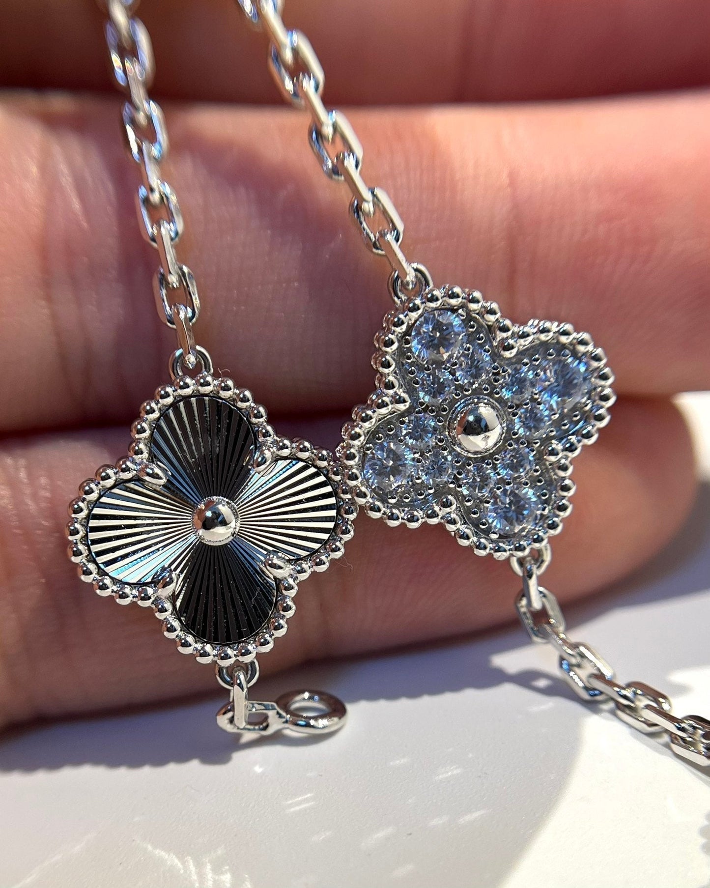 [Mysitc ]New  CLOVER 5 MOTIF LASER BRACELET COLLECTION