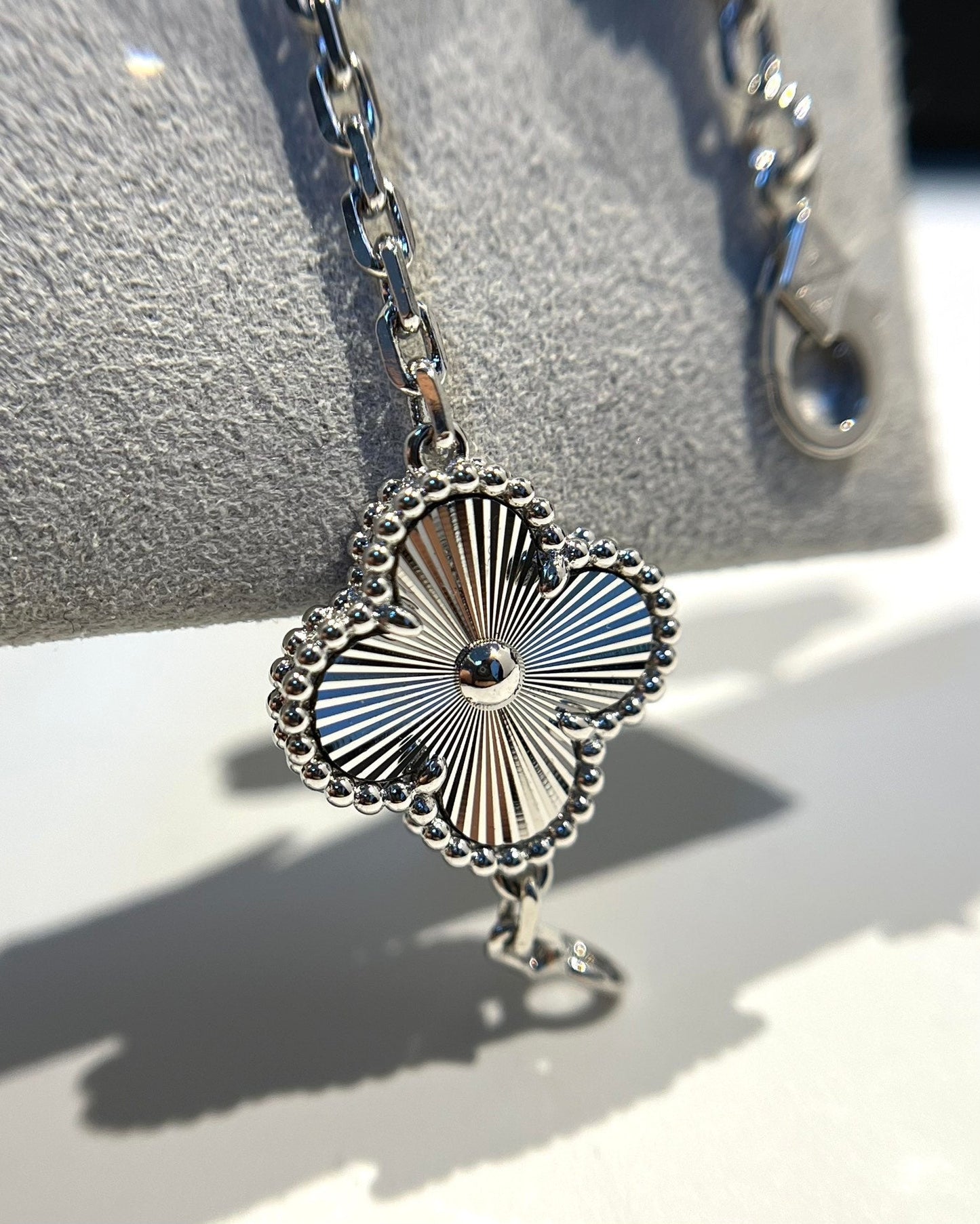 [Mysitc ]New  CLOVER 5 MOTIF LASER BRACELET COLLECTION
