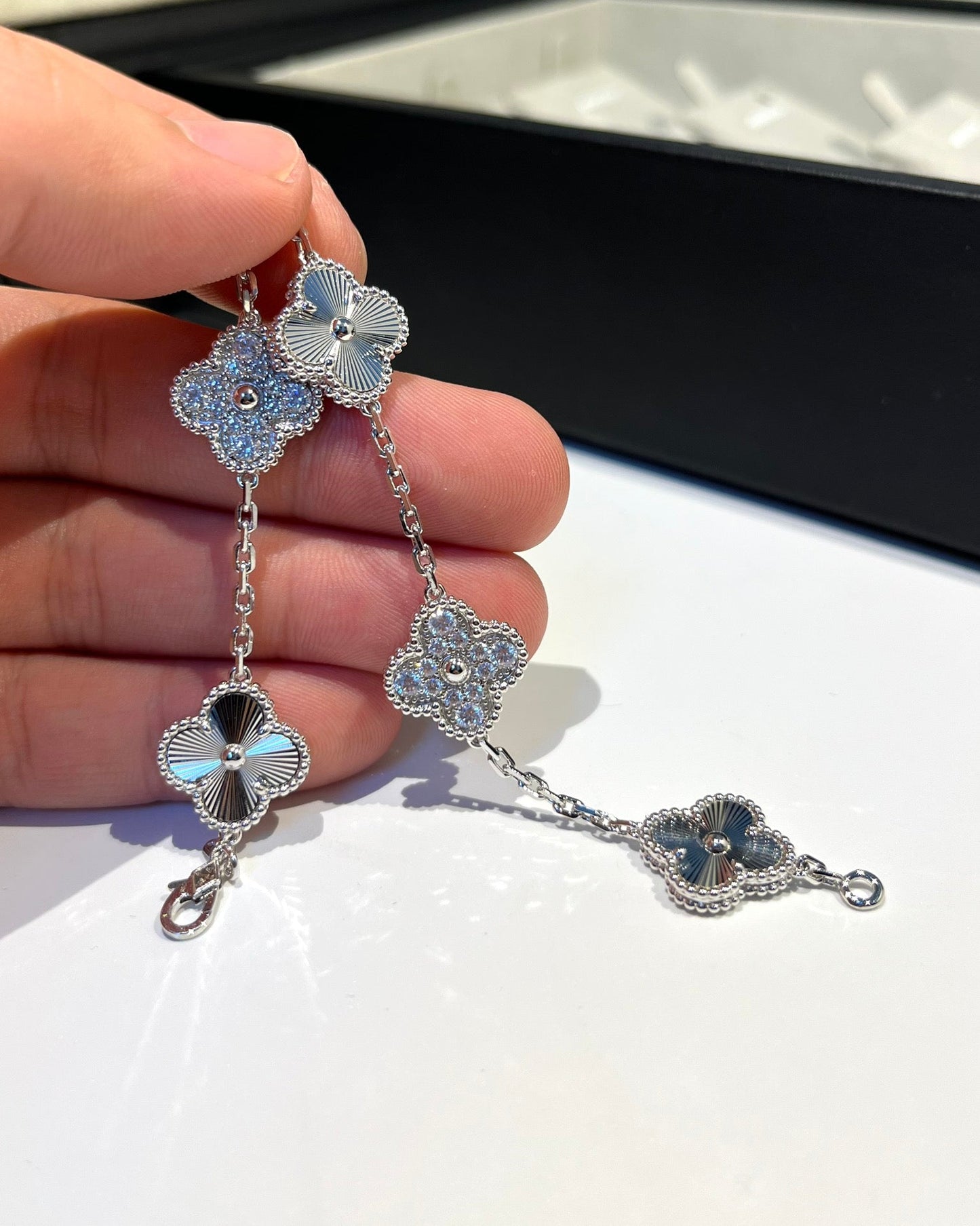 [Mysitc ]New  CLOVER 5 MOTIF LASER BRACELET COLLECTION