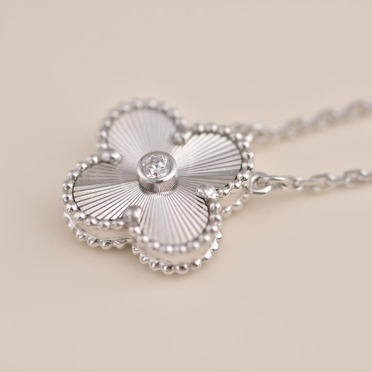 Mysitc CLOVER  15MM DIAMOND LASER NECKLACE SILVER