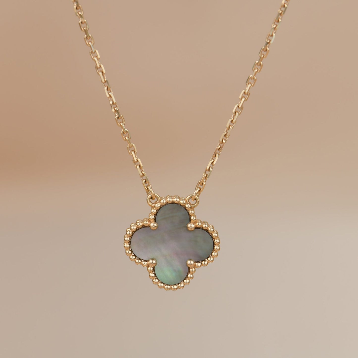 Mysitc CLOVER 15MM  GRAY MOTHER OF PEARL NECKLACE