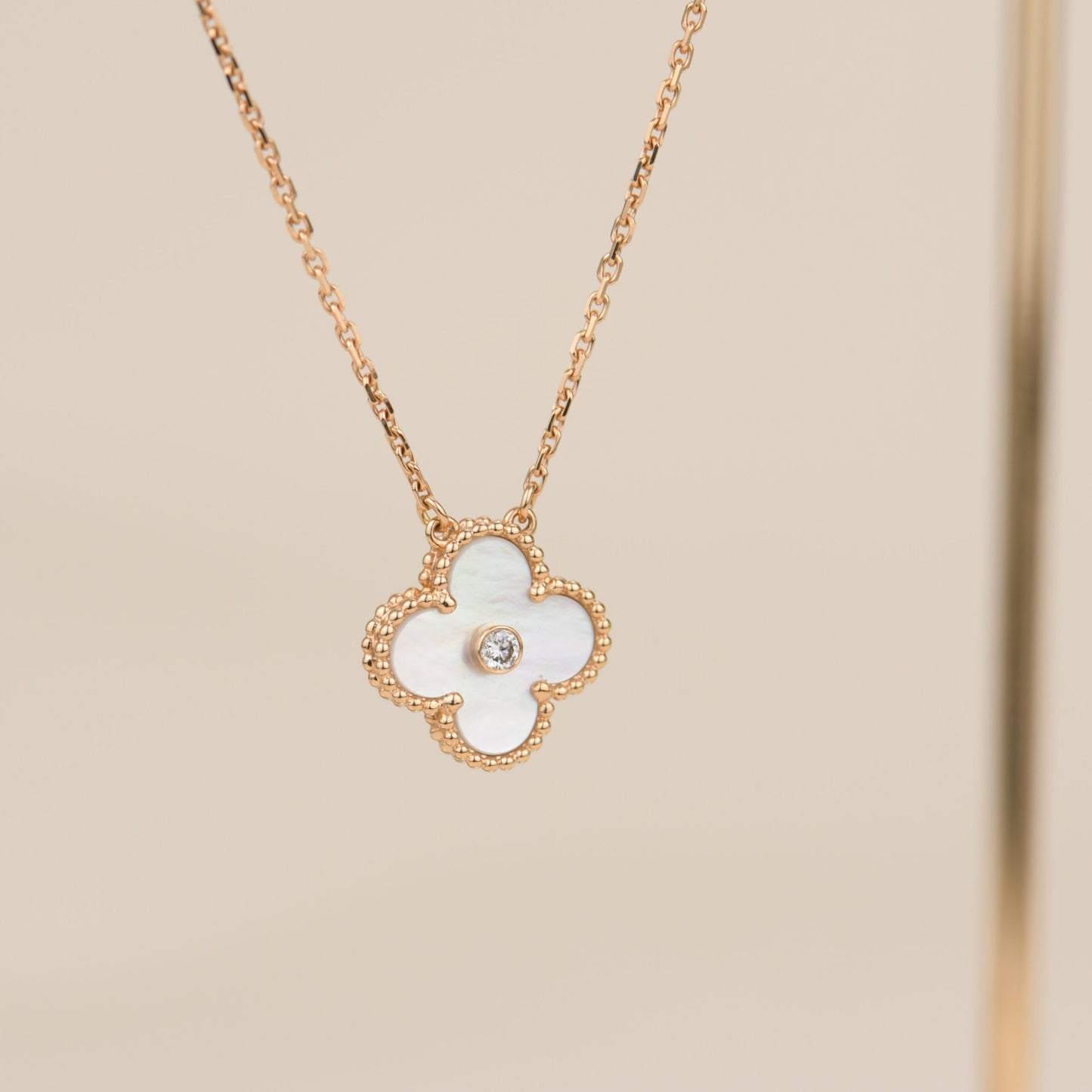 Mysitc CLOVER 15MM DIAMOND WHITE FRITILLARIA NECKLACE