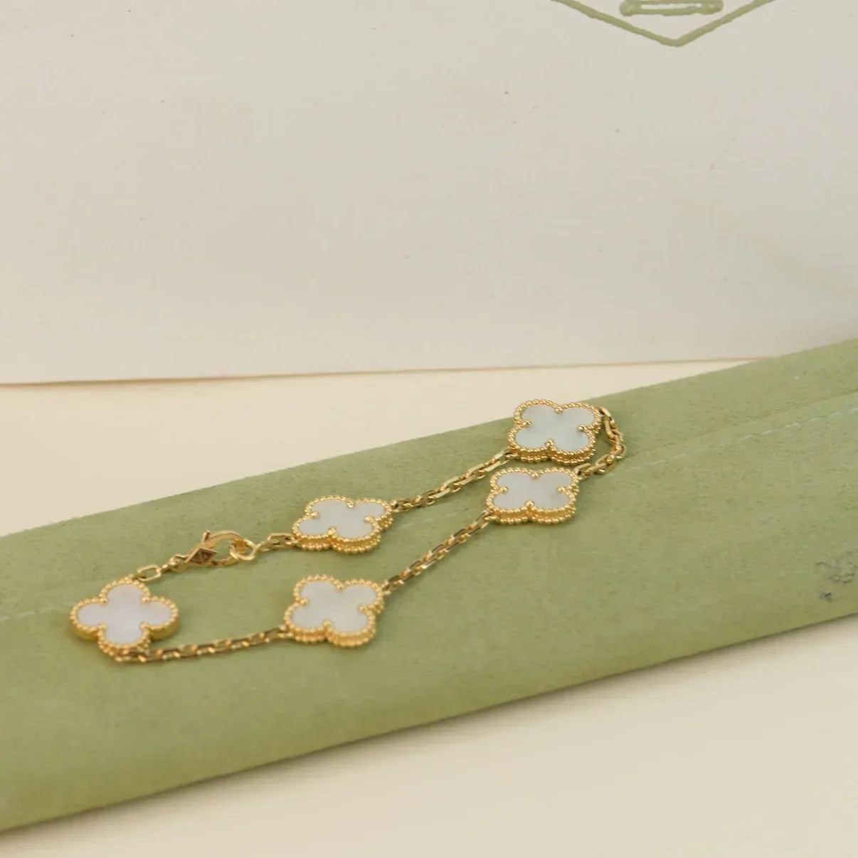 [Mysitc ]New CLOVER WHITE PEARL MOP 5 MOTIF BRACELET COLLECTION