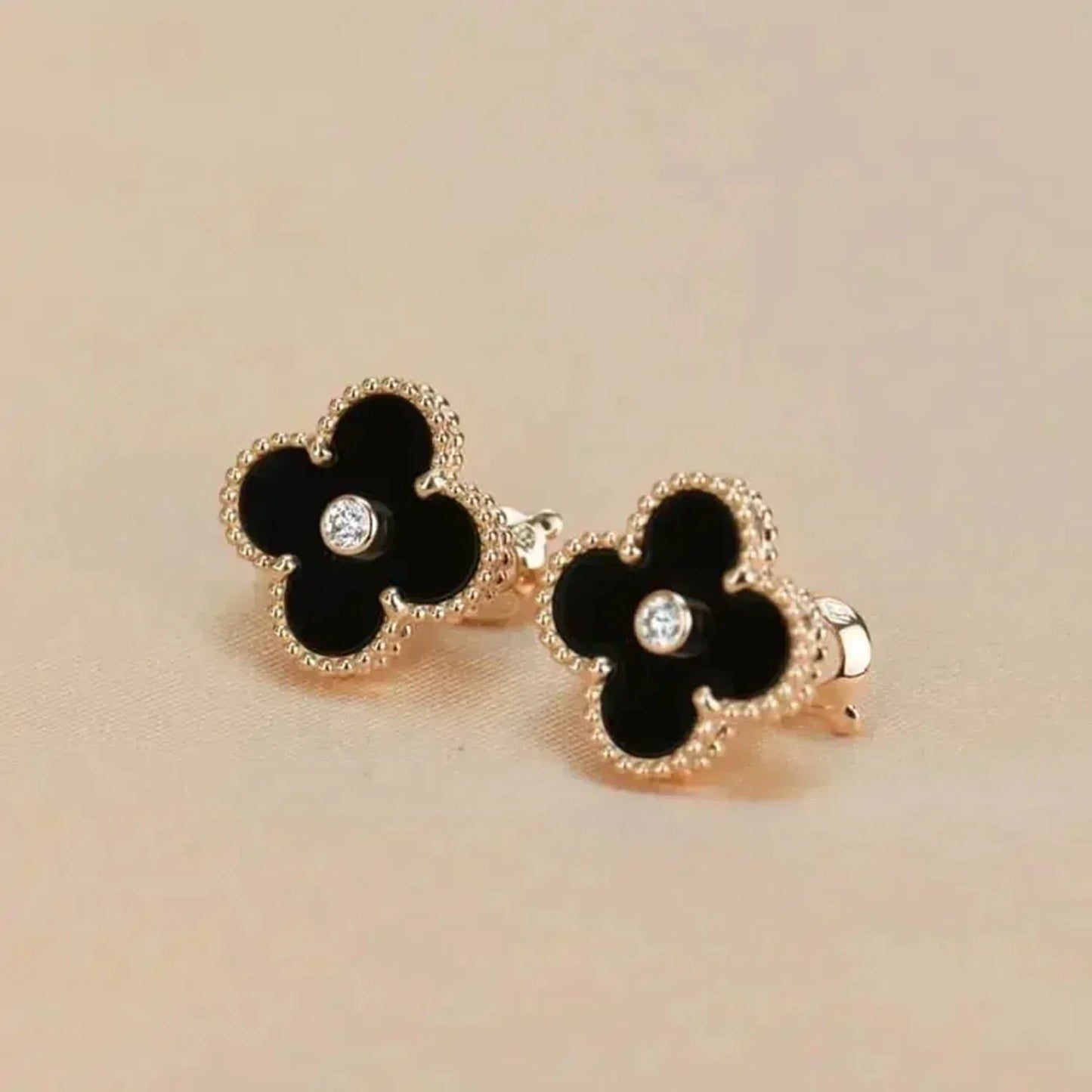 Mysitc CLOVER MEDIUM 1 MOTIFS ONYX DIAMOND EARRINGS