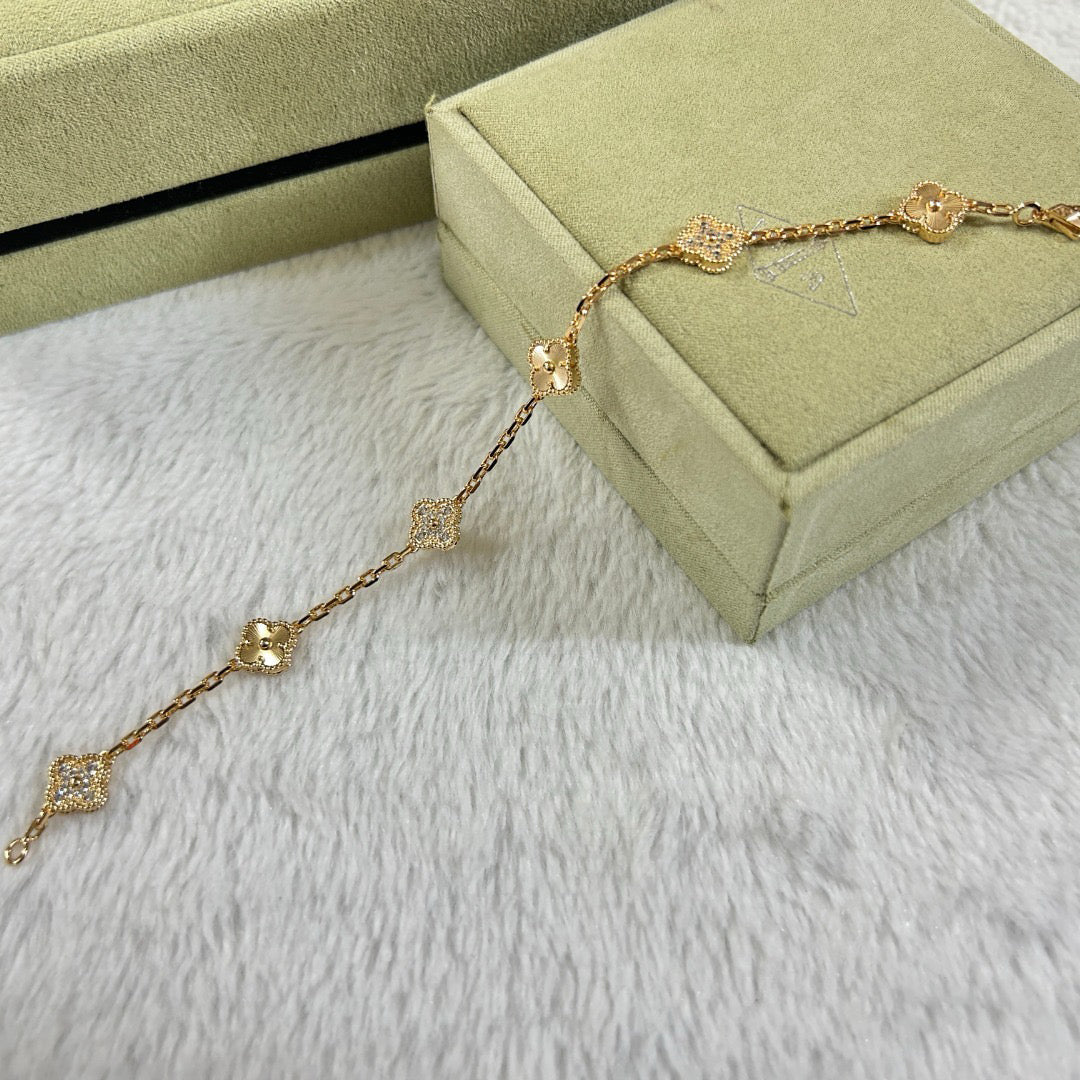 [Mysitc ]CLOVER 6 MOTIF DIAMOND LASER BRACELET