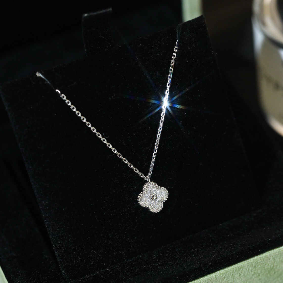 Mysitc CLOVER MINI 9.5MM PENDANT DIAMOND NECKLACE