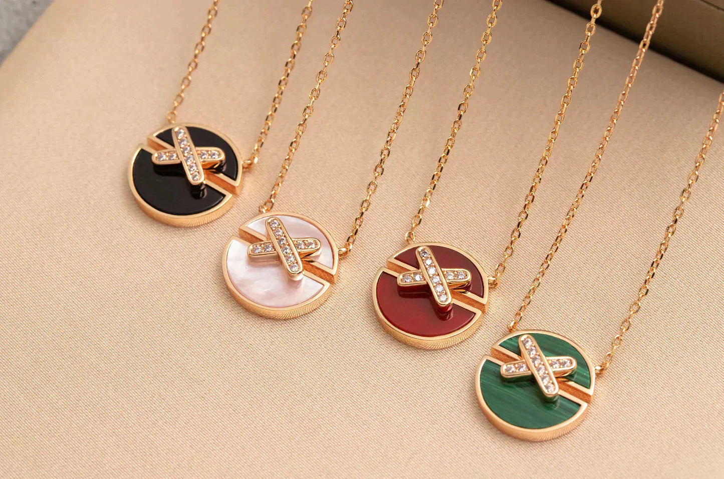 Mysitc JEUX DE ROSE GOLD DIAMOND NECKLACE