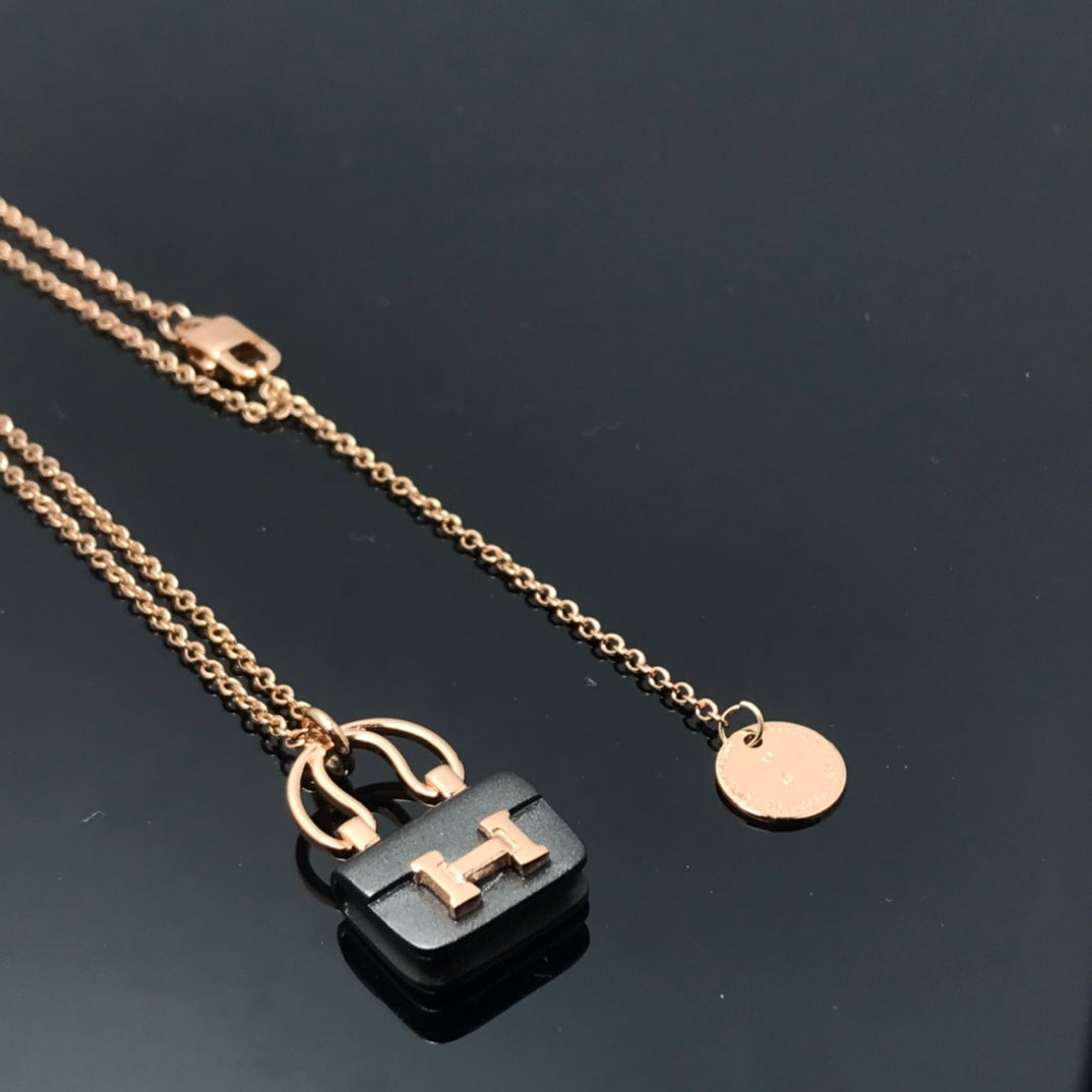 Mysitc WOMEN'S HM AMULETTES CONSTANCE PENDANT NECKLACE