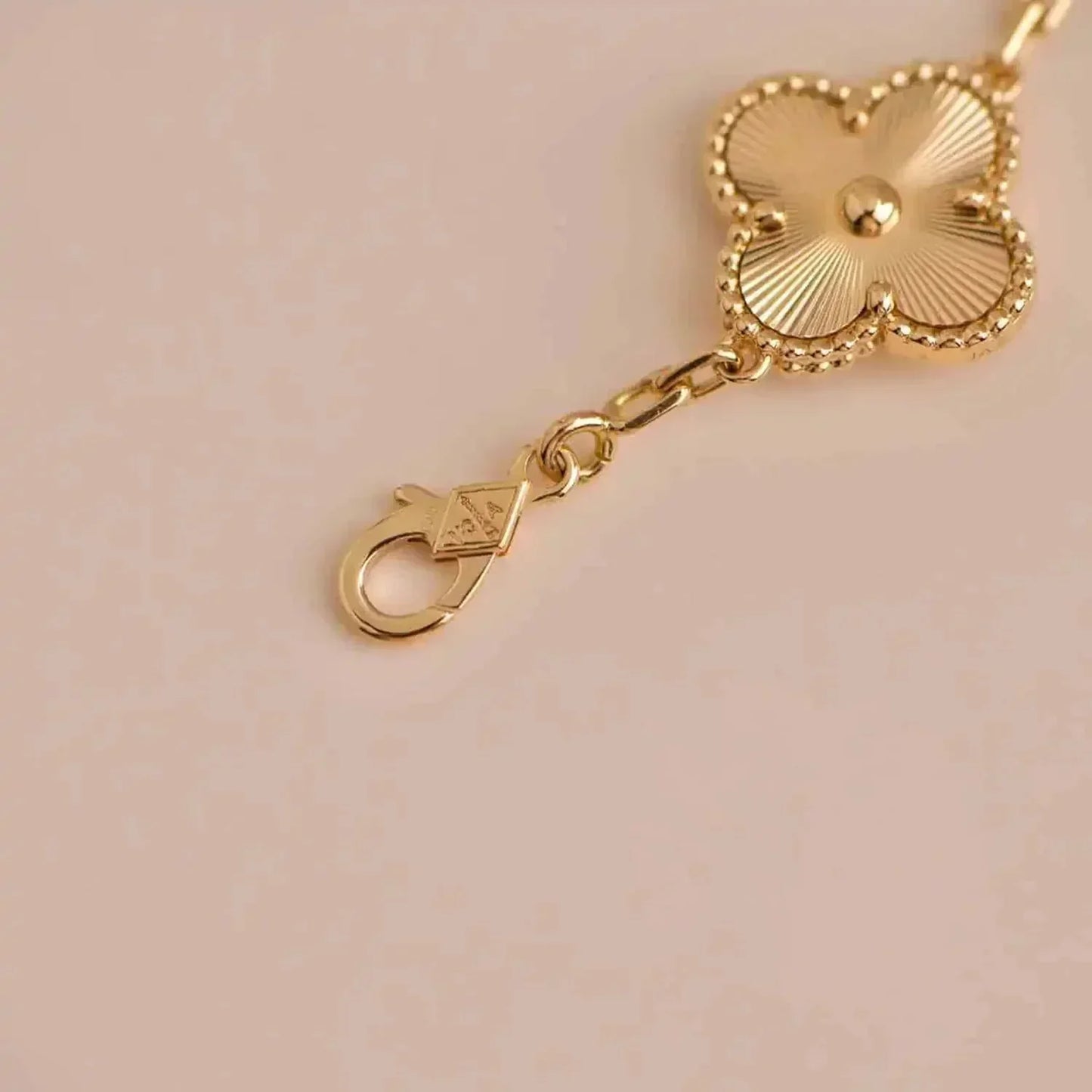 [Mysitc ]New  CLOVER 5 MOTIF LASER BRACELET COLLECTION