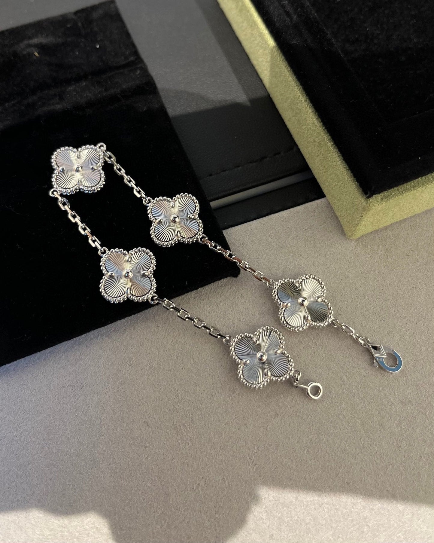 [Mysitc ]New  CLOVER 5 MOTIF LASER BRACELET COLLECTION