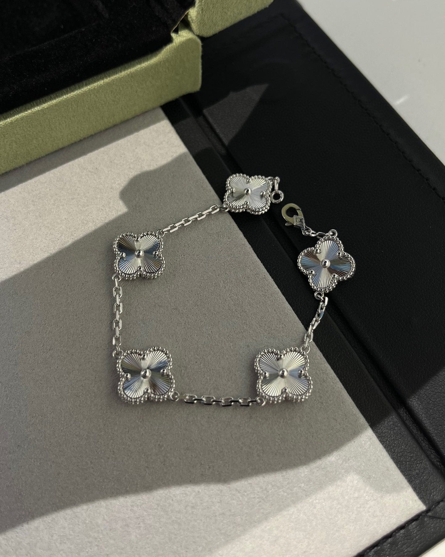 [Mysitc ]New  CLOVER 5 MOTIF LASER BRACELET COLLECTION