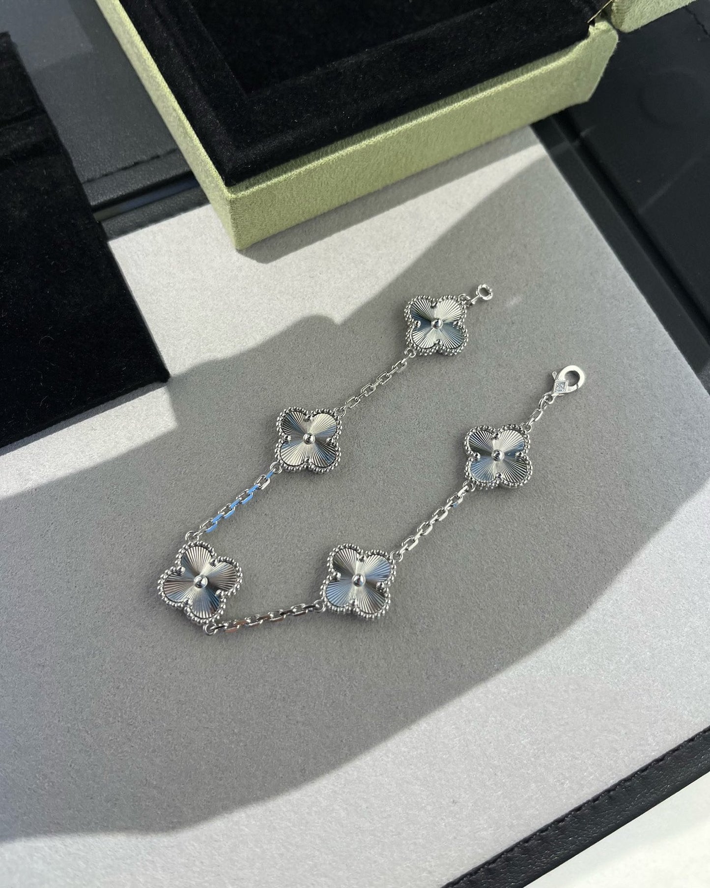 [Mysitc ]New  CLOVER 5 MOTIF LASER BRACELET COLLECTION